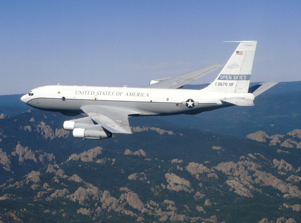 The Open Skies Treaty（領空開放條約），可避免對方暗中備軍突襲，更是建立國家與國家之間彼此的信任感（Confidence Building），可加強彼此之間的瞭解，減少衝突的風險。圖為美國空軍所屬的OC-135B「開放天空」偵察機，專用於執行開放天空條約的非武裝飛越任務。圖／擷自維基百科，公有領域