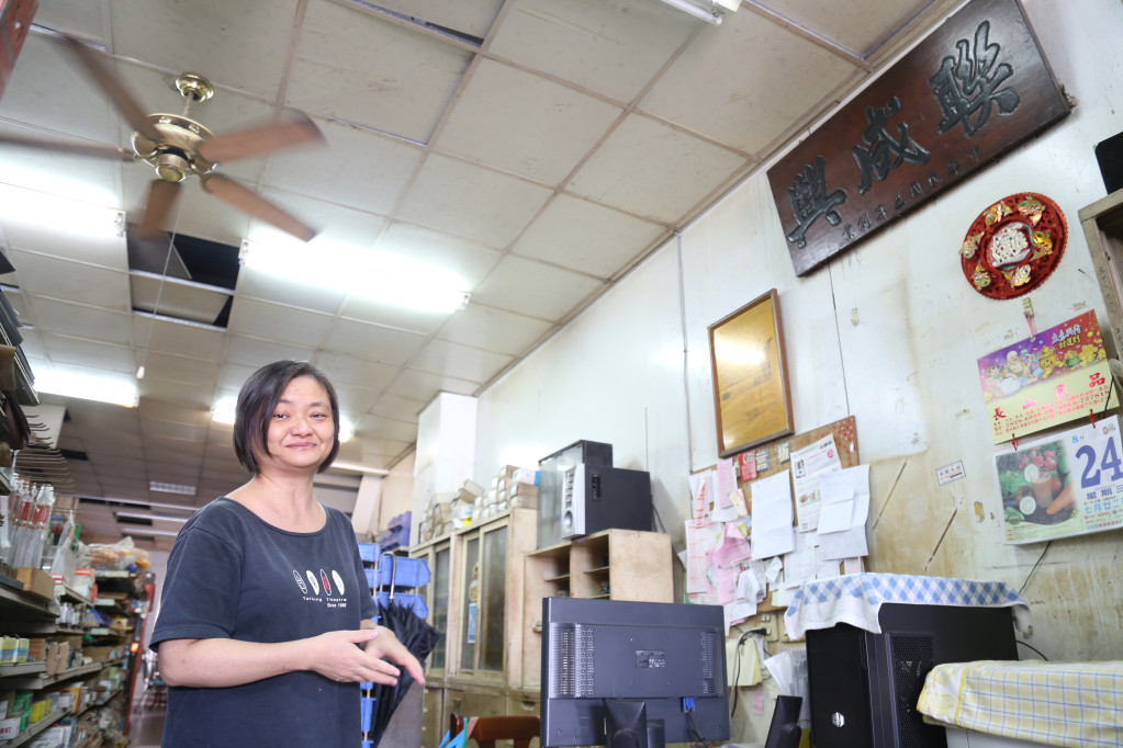 為百年老店五金行開門，是劉梅英的一天的開始。圖/蔡育豪