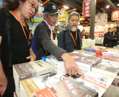 「被失蹤」的銅鑼灣書店店長林榮基（中）8日參觀台北書展時表示，在銅鑼灣事件後，香港出版自由改變了。圖／中央社