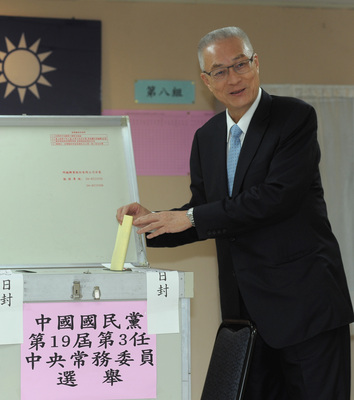 中國國民黨第19屆第3任中央常務委員29日改選,副總統吳敦義(圖)上午前往台北市議會投票所投票。對於連戰赴中參加閱兵,吳敦義說,八年抗戰是中華民國政府打贏的,希望連戰在對岸說出史實。(中央社)