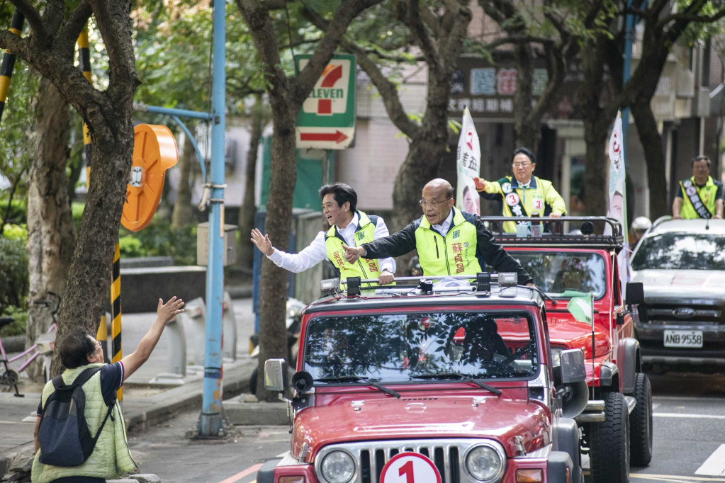 蘇貞昌今（15）日於土城進行車隊掃街，全程以臉書平台直播，獲得現場與線上支持者的熱烈響應。圖／蘇貞昌辦公室提供