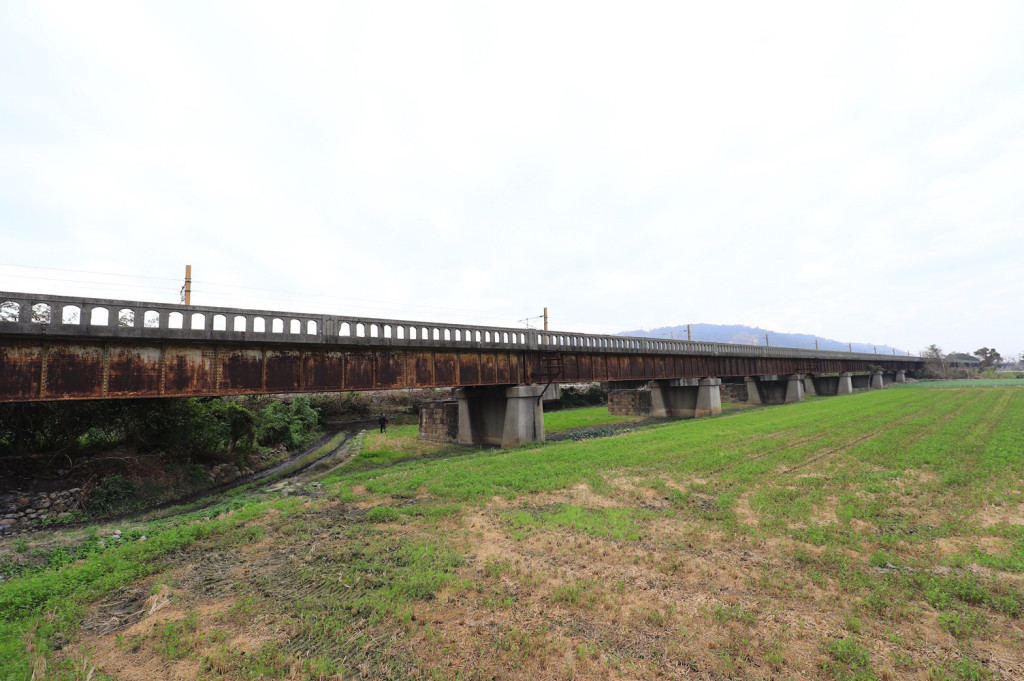 百年歷史建物舊大安溪橋，為全台僅剩唯一鐵公路共構橋，修復後將成觀光文資亮點。（台中市新聞局）