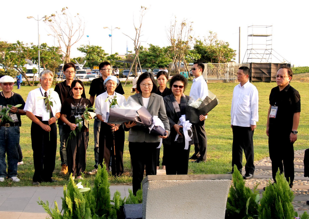 蔡英文總統出席「追思紀念臺灣兵活動」向無名戰士碑及許昭榮前輩獻花圈。(照片/高市府)