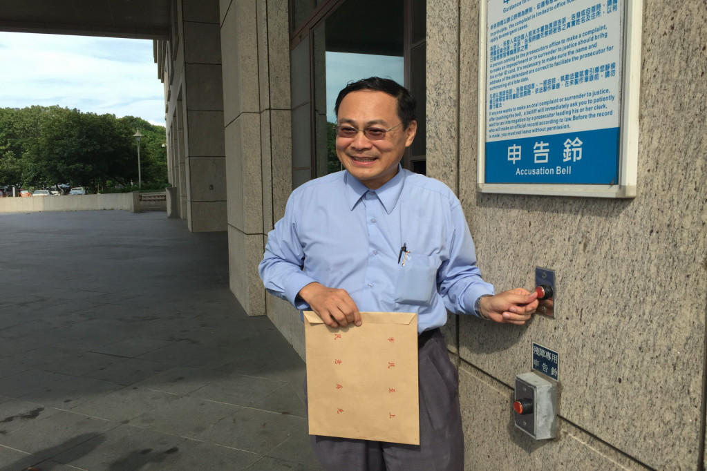 嘉義市長涂醒哲委託秘書長賴明煌，今至嘉義地檢署按鈴控告黃維民誹謗、散播不實言論，抹黑市府團隊。(圖/嘉義市府)