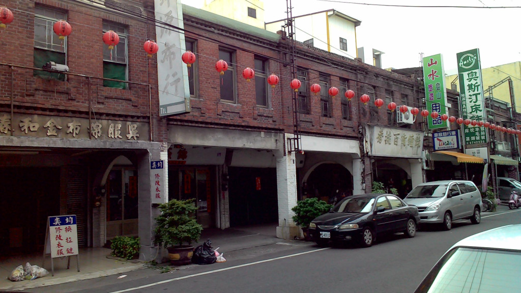 彰化縣各鄉鎮市都有很多深具特色的老屋，田中的街屋就是屬小家碧玉型，可惜田中出過兩個縣長，都無法保留這些美麗的街屋。縣府願意提供補助讓老屋新生，是一項好的開始。若能在建築法規上彷照荷蘭等西歐國家，老街的建築立面應和周遭環境相符合，台灣的建築美學才能算有一個小小的起步。（圖：陳婉真）