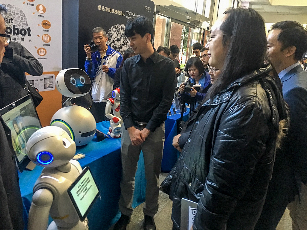 政務委員唐鳳參觀智慧機器人Pepper、Zenbo。圖／桃園市政府提供