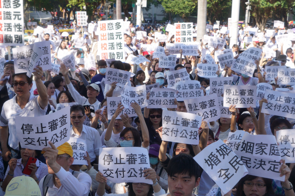 婚姻平權民法修正草案今在立法院審查，場外反同婚團體身穿白衣在中山南路集結要求停止審查法案，企圖以翻牆方式進入立法院，與警方爆發推擠衝突。圖／張良一