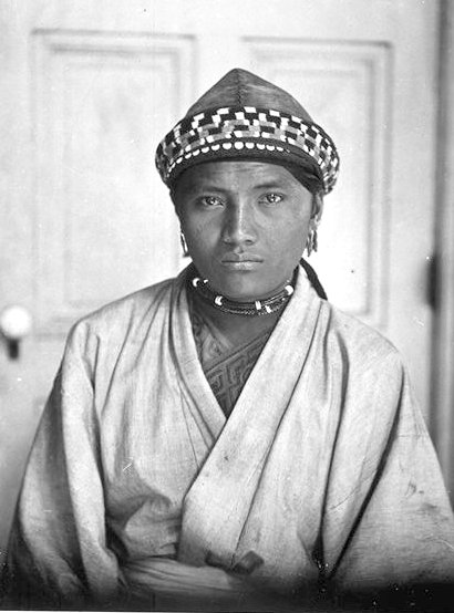 日治時代魯凱族的青年，這青年當時還能熟練使用魯凱語，但應該在他有生之年，已見證魯凱語式微以至瀕臨絕種。(Wiki)