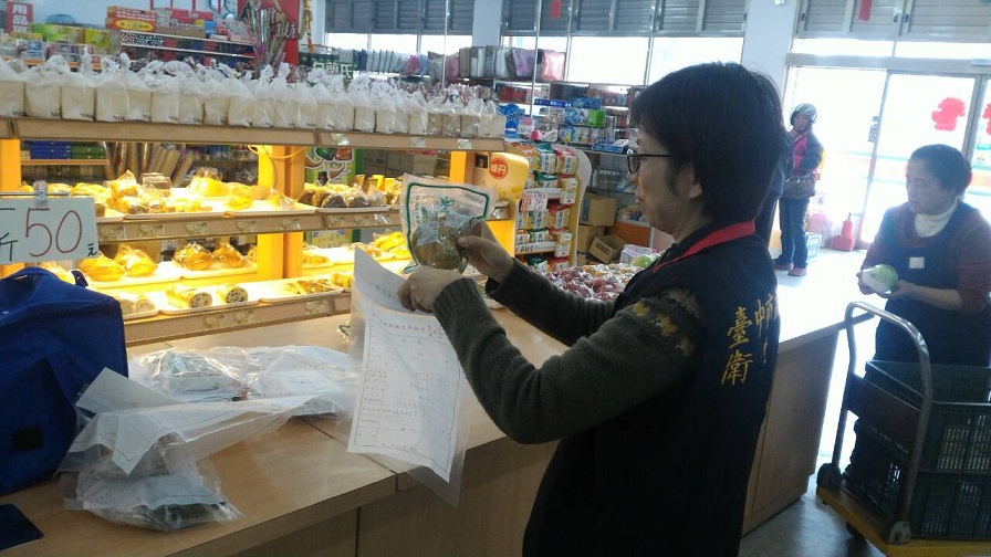 中市衛生局抽驗市售酸菜丶榨菜等醃漬物,居然高達三成不合格,不合格率嚇人,最多的是漂白劑二氧化硫和防腐劑苯甲酸,前者增色,後者防腐,消費者可要多提高警覺。(中市衛生局提供)