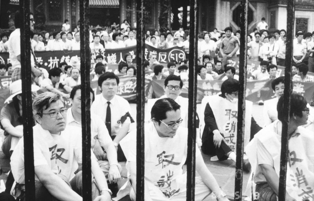 「雅痞日記」當初在充滿戒嚴威權幽靈的時空中誕生，那時抱著一種匍匐前進的心理，用柔性的文化元素，去包覆被視為大逆不道的台灣價值，以及堅硬的政治思維。圖為戒嚴時鄭南榕發起「519綠色行動」，黨外人士被上千警察封鎖在龍山寺內12個小時。圖／邱萬興