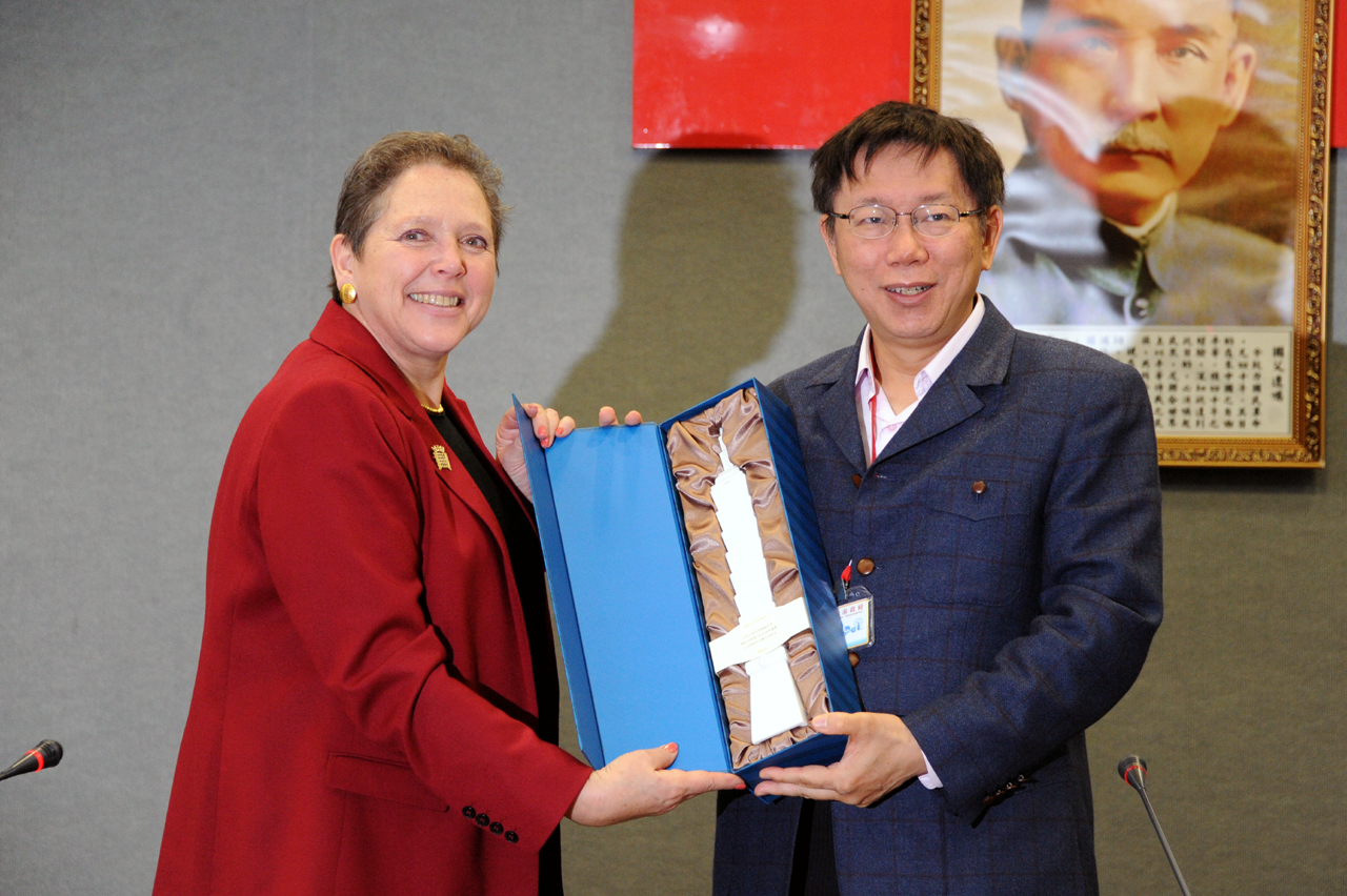 台北市長柯文哲今天贈送來訪的英國交通部長克雷默（Baroness Kramer）台北101造型紀念杯。（圖由北市府提供20150126）