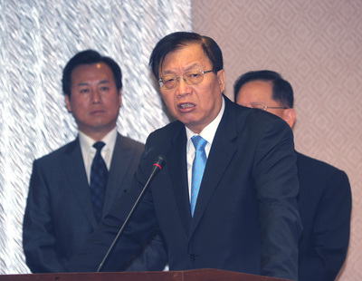 恐攻威脅導致全球維安升級,加上總統大選在即,內政部長陳威仁(前)25日在立法院內政委員會表示,總統參選人正式登記後,維安工作將由國家安全局接手,而國際反恐議題平常就是訓練的重要項目。(中央社)