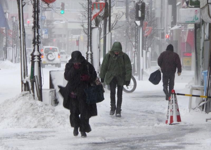 日本國土交通省12日發布「大雪緊急宣布」，呼籲民眾在大雪區域沒事盡量少出門。圖為日本青森街道積雪情形。（共同社提供，中央社）