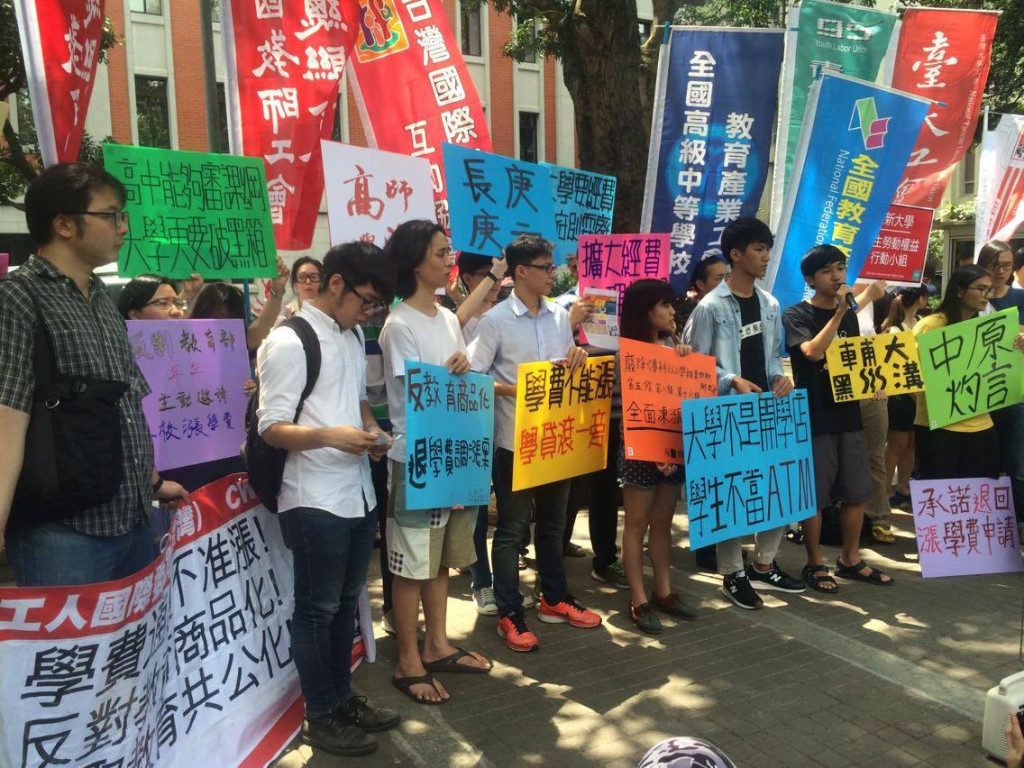反教育商品化聯盟跟各大專院校學生到教育部前抗議,要求教育部公開學雜費調漲審議程序並落實教育公共化(李秉芳攝)20160531