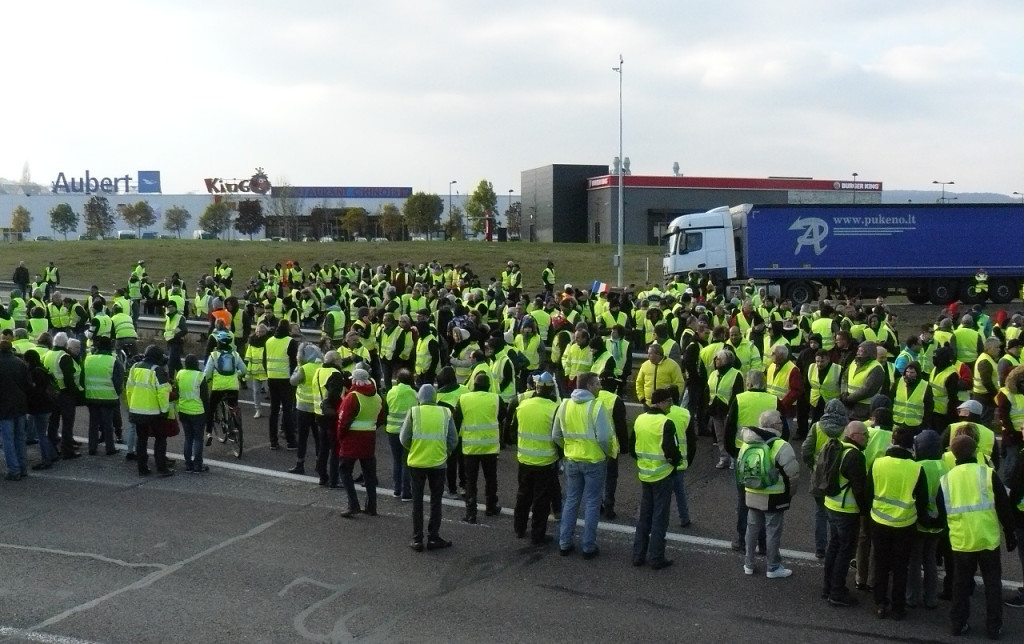 法國各地自11月17日起發生「黃背心運動」（Mouvement des gilets jaunes），針對法國政府調高燃油稅持續示威抗議，12月初也延燒至比利時。圖／取自維基百科公開資源