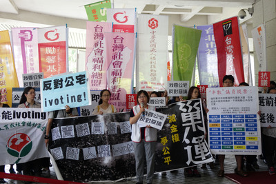 北市議員提案，蓋公宅需經過當地居民i-Voting同意。巢運等31個民間團體24日集結抗議此提案，認為侵犯居住權。（中央社記者顧荃攝 ）20160524