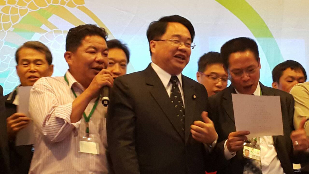 新莊立委整合民調，由民進黨立委吳秉叡(中)出線。(圖取自吳秉叡臉書)