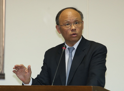 立法院經濟委員會明天(20日)審查經濟部所屬財團法人104年預算。台聯立委葉津鈴表示，經濟部所屬之財團法人平均每人用人費用偏高。圖:經濟部長鄧振中。(中央社資料照片)
