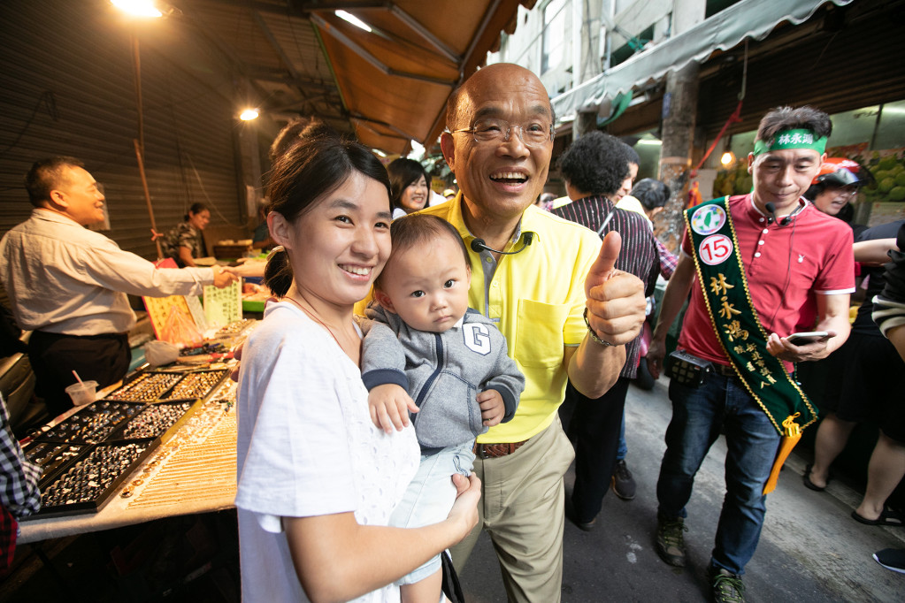 民進黨新北市長候選人蘇貞昌今（6）日上午前往三重幸福市場掃街拜票；蘇貞昌說，每次來三重，都感受到鄉親滿場從第一排到最後一排的熱情鼓勵，他要三重的鄉親，跟他衝一波，一起讓新北更新、更好。圖／蘇貞昌競辦提供