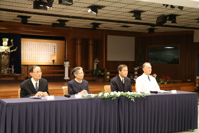 引發爭議的「慈濟內湖園區」開發案，慈濟基金會選擇於花蓮靜思堂宣布，在社會未有共識前，即日撤回開發案，同時董事會將擴大參與，財務也將分階段公布。不過大湖里里長認為，現在內湖開發案已進入通盤檢討階段，恐怕撤案權已經不在慈濟，認為此聲明已無意義。（中央社）