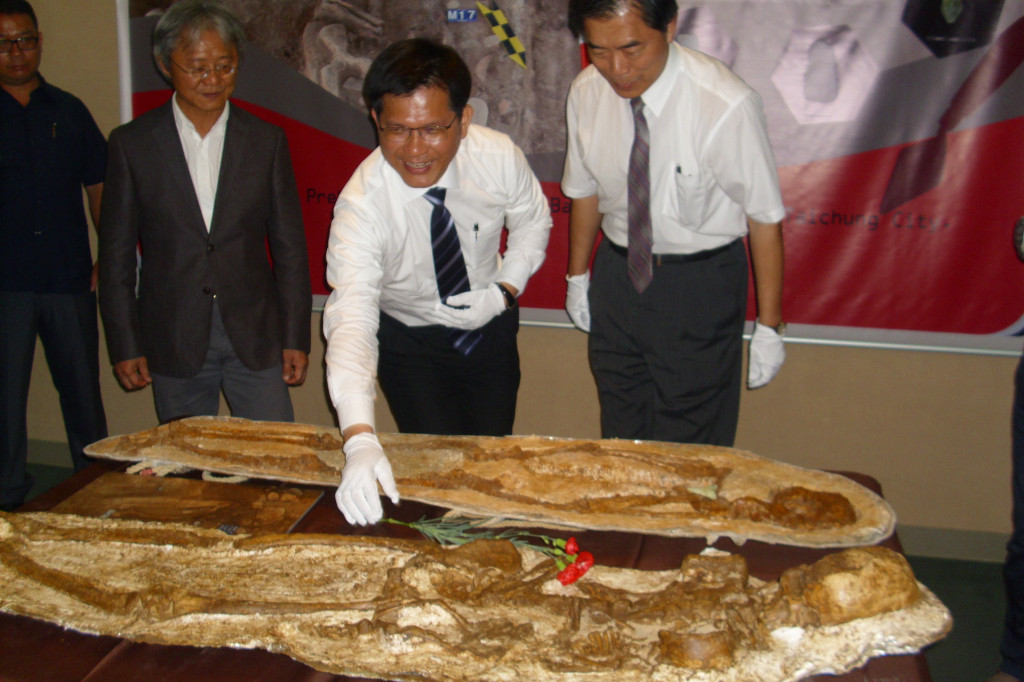 林佳龍市長獻花給台中阿嬷 （科博館提供）