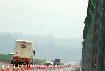 又到紫斑蝶遷徙季節，18日出現每分鐘超過300隻盛況，是近三年來少見的大量，國道三號上午緊急封閉北上253K至251K外側車道，讓路給紫斑蝶，讓紫蝶能順利返鄉。（中央社）