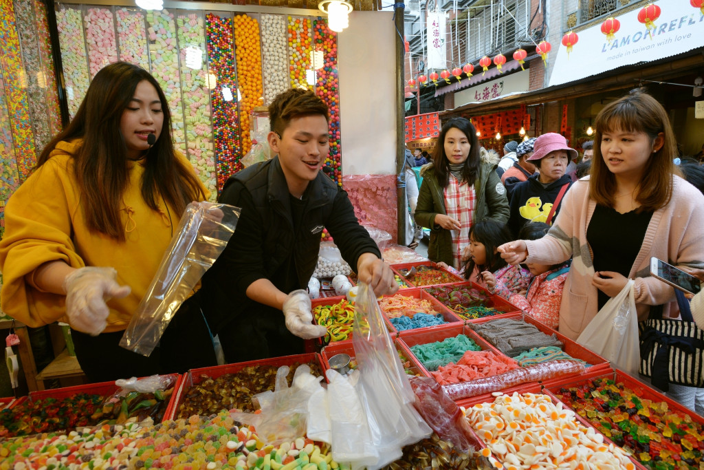 gâu做生理ê性地m̄是生成--ê，總是ài幾若冬ê工夫去磨kap thuā，tsiah有機會tsiânn做「生理囝」。示意圖／郭文宏