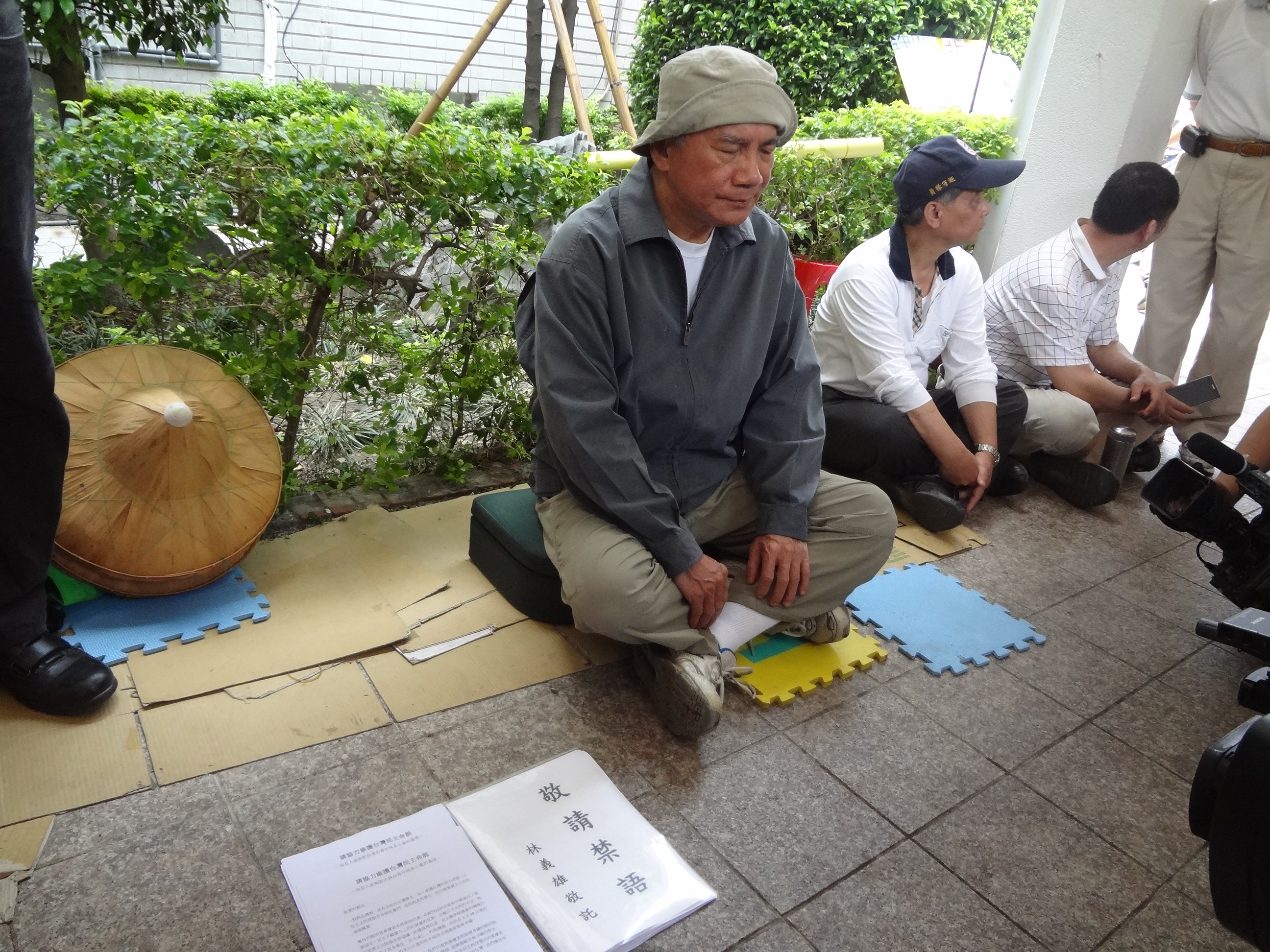 林義雄29日起到立院議場外靜坐,他肯定學生做得很好,請各界給予疼惜、關愛。(劉明堂攝)