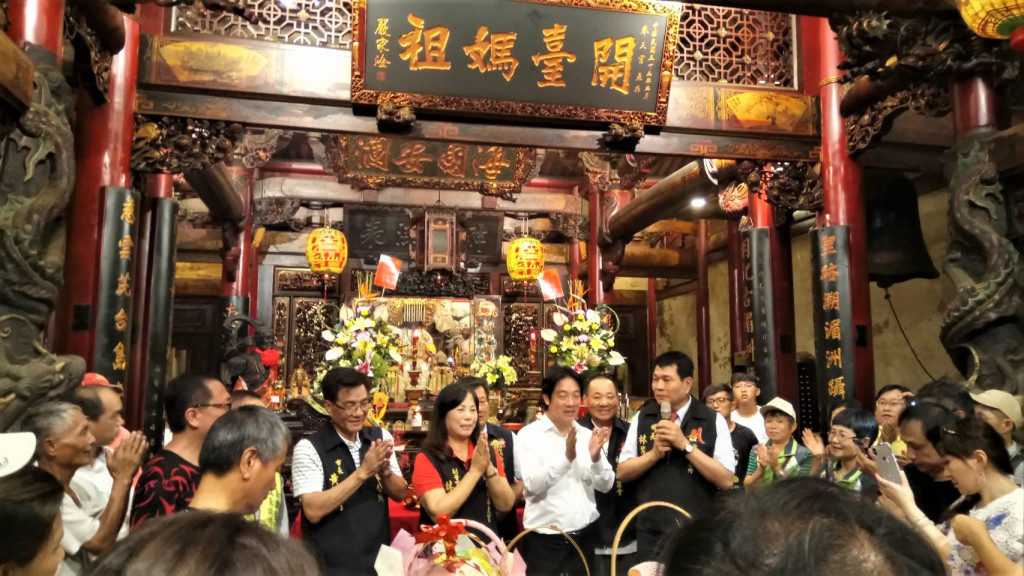 賴清德「壯大台灣車隊遊行」晚間抵達嘉義新港奉天宮。(圖/蕭永達)