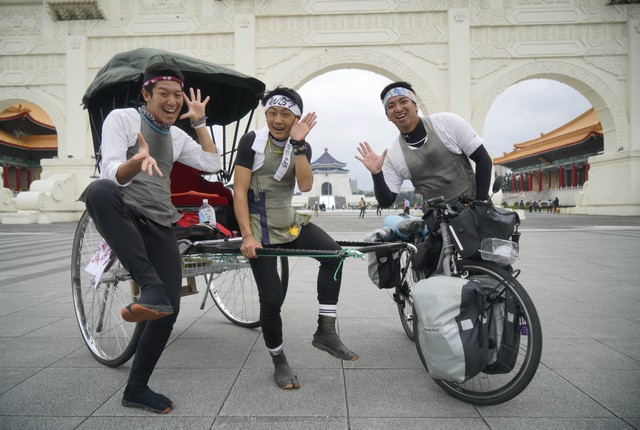 平野謙(右)、鈴木悠司(中)、高橋圭輔(左),3位年輕的日本人力車伕台灣行受到民眾熱情歡迎,受贈物資超過人力車負荷,他們非常感謝大家共同為台日交流努力。圖/張良一