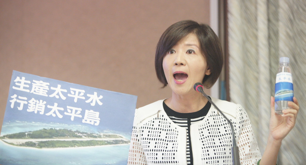 馬英九的「假太平水」是她提供的？國民黨立委王育敏尷尬解釋，那是道具水，是她沒說清楚。圖為王育敏在立法院內政委員會要求內政部長葉俊榮推銷南海礦泉水。（資料照片，張良一攝）