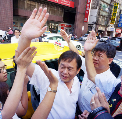 前勞動部長潘世偉（左）向行政院請辭獲准，勞動部同仁28日舉辦惜別會歡送，潘世偉在因案請辭後數度上個人臉書爆料，指下台恐因「擋人財路）（中央社）