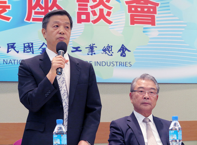 在勞動部長陳雄文（左）堅持下，政院今初審通過《勞基法》修法草案，將勞工債權提升與銀行抵押權同位階。（資料照片，中央社）