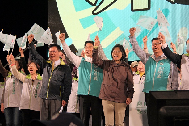 民進黨總統立委選舉合體造勢大會，今晚在南投舉行，蔡英文和林佳龍都呼籲鄕親支持綠色總統和立委，共同建設美好台灣。（蔡英文中部總部提供）