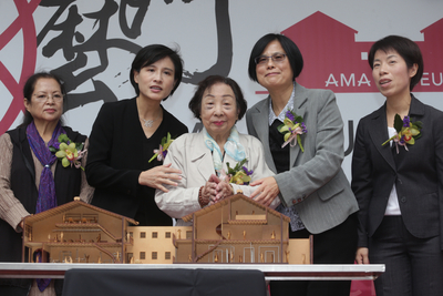 全台第一座紀念台灣慰安婦的場館10日開幕，文化部長鄭麗君與慰安婦倖存者陳蓮花（中）一同出席剪綵。圖／中央社