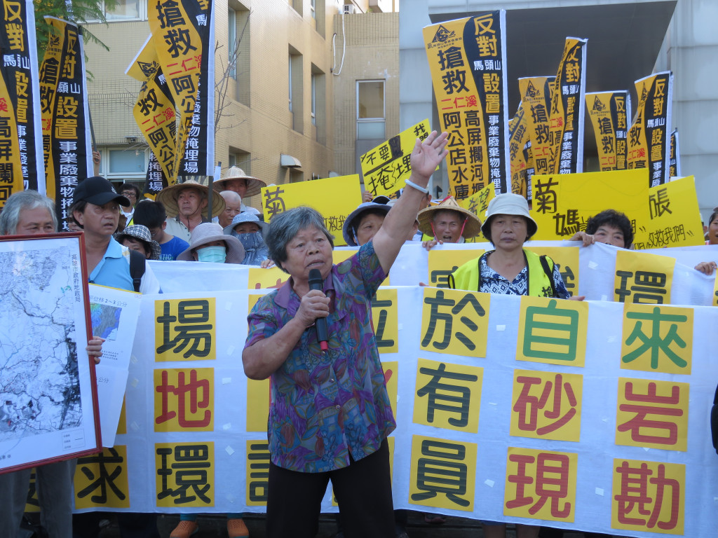 高雄馬頭山掩埋場開發案，旗山內門的居民多次不斷到高雄市環保局的環評會議外抗議表達反對，要求將開發案撤案。圖／民報資料照，李秉芳攝