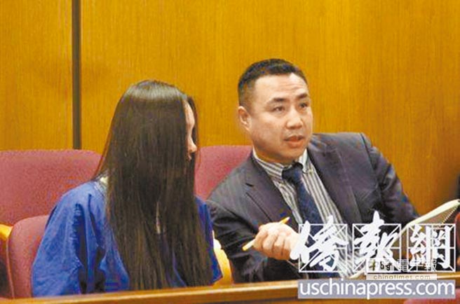 美國巴魯克學院發生中國留學生霸凌自己人事件，圖左是加害者之一，她怕被媒體拍照，用長髮遮臉。(取自僑報網)