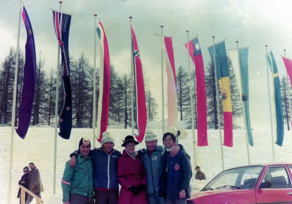 1976冬季奧運，是我國最後一次以「ROC」名義參加冬奧，我國選手翁明義(右一)與各國選手合影，當時青天白日滿地紅的國旗與各國併列。圖／翁明義提供