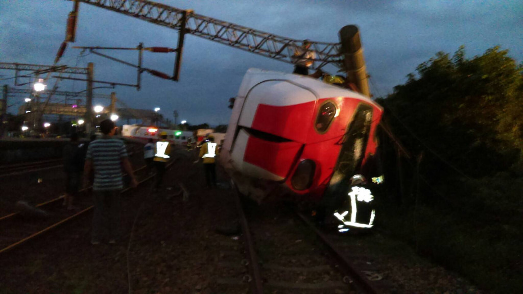 台鐵普悠瑪列車21日下午行經宜蘭新馬車站時出軌翻覆。圖／鐵路警察局提供