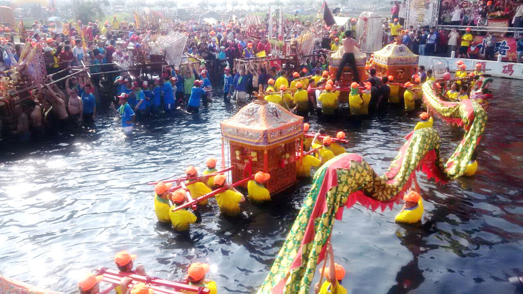 「衝水路、迎客王」祭典。（照片/嘉義縣府提供）