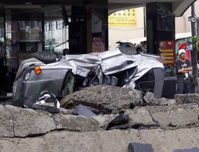 高雄市1日凌晨發生連環氣爆，在三多一路一帶機車慢車道被炸翻，停在路旁的汽車和機車也遭殃，許多車輛遭炸翻覆，另造成嚴重的人員傷亡（中央社）