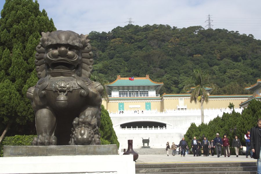 隨著中國大陸觀光客人數增，故宮商機無限，員工消費合作社代經營文創商品銷售惹爭議（圖片擷自網路）