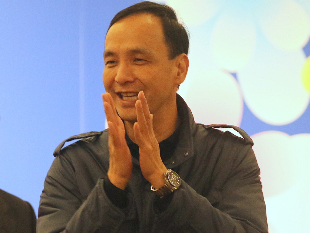 新北市長朱立倫對人事微調做出說明，強調「十分單純」。（記者何豪毅攝）