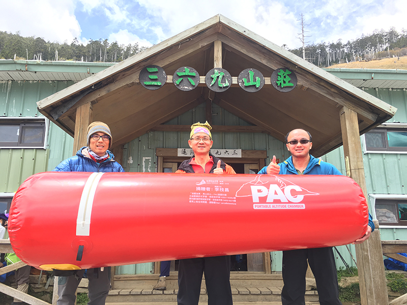 PAC已經於雪山三六九山莊設置完成,圖中為台灣野外地區緊急救護協會李萬吉理事長、圖右為王士豪醫師、圖左為登山教練林政翰。圖/台灣野外地區緊急救護協會提供