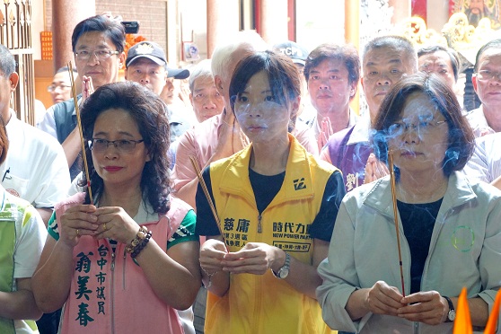 蔡英文、洪慈庸及民代在地方信仰中心鎭安宮參拜（洪慈庸辦公室提供）