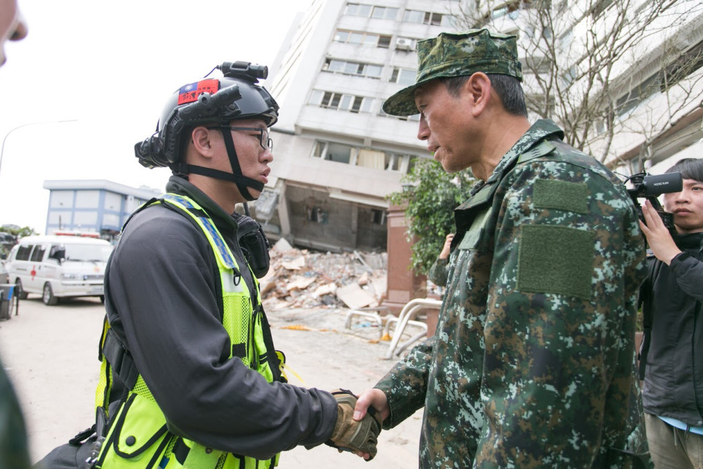 參謀總長李喜明上將慰問救災官兵蔡哲文上士，對其犧牲奉獻的精神表達感佩。圖／軍聞社