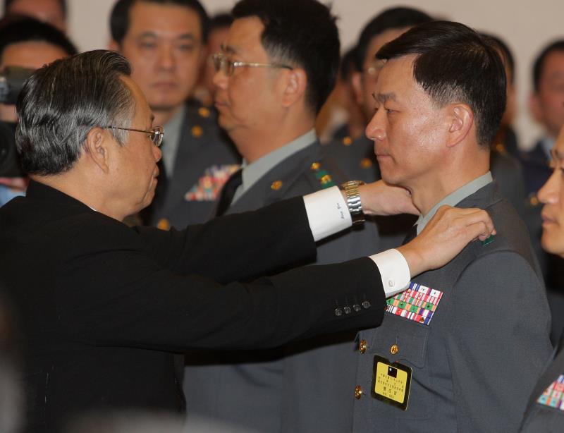 陸軍退役少將于北辰(左)臉書上評論退將赴中遭立院提案徹查一事,不料國台辦主任張志軍回應此事時與于北辰所言一字不差。圖/中央社(資料照片)