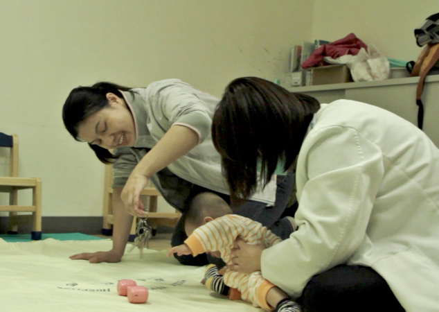 早產兒出院後的定期回診追蹤檢查非常重要。藉由專業的醫護相關人員幫助父母進行評估，進一步提供給早產兒更好的發展環境與機會。圖／台灣早產兒基金會提供