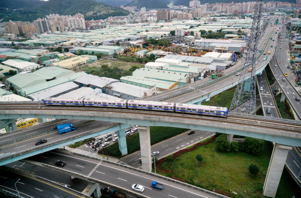 桃園機場捷運即將通車，卻傳出林口站和山鼻站間道岔區鋼軌斷裂。圖／張良一