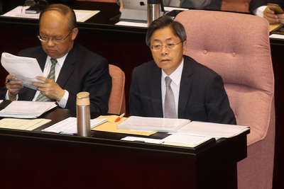 行政院長張善政（右）11日表示，台灣仍然朝非核家園目標前進，但核能不可隔夕就停掉。（中央社）